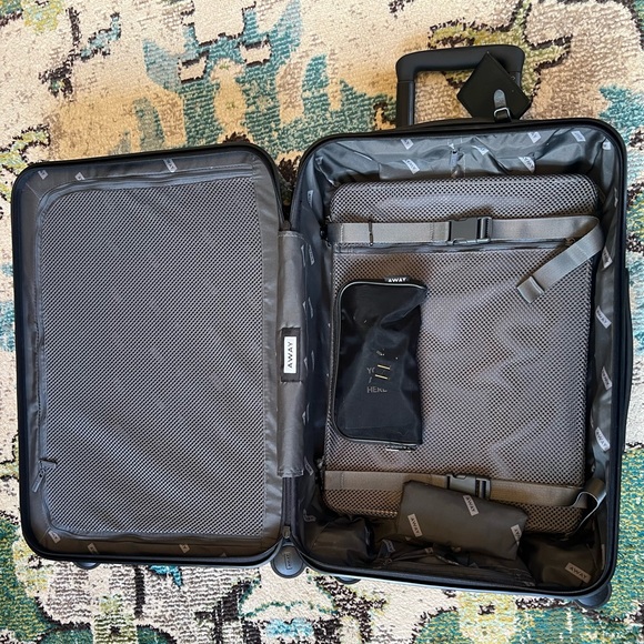 Away Larger Carry On 2018 Northern Lights Collection Iridescent Green Aurora - Picture 4 of 9